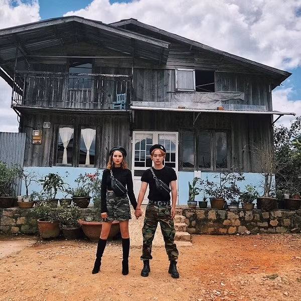 Và mới đây, chuyến đi Đà Lạt 3 ngày 4 đêm của đôi bạn thân này đã khiến nhiều dân mạng phải sửng sốt bởi concept ảnh 'Hậu duệ mặt trời' cực chất và có thần thái. Đăng Khoa chia sẻ, cả hai chọn Đà Lạt làm điểm đến trong lần này là vì đều thích cái se se lạnh nơi đây, cảnh vật thì non nước hữu tình dễ dàng cho việc lưu lại những bức ảnh đẹp.