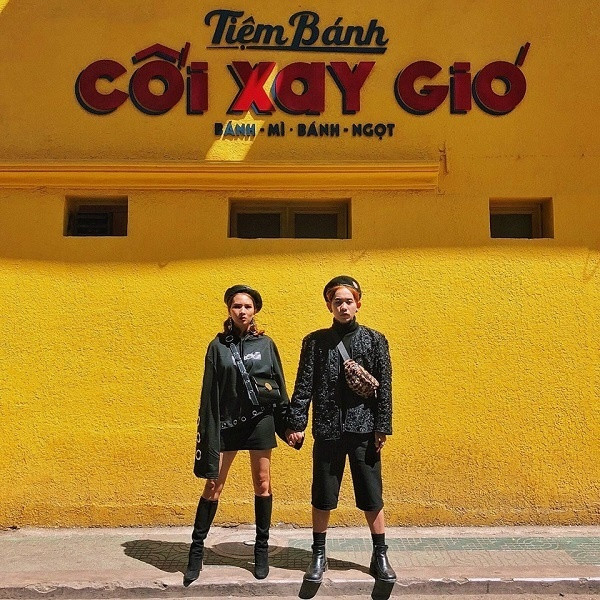 Vì là lần đầu ghé thăm Đà Lạt nên cả hai lựa chọn di chuyển bằng xe máy để tiện ngắm nghía phong cảnh và dừng lại nếu thích. Và mỗi khi đặt chân đến từng địa danh, đôi bạn thân lại có những bức ảnh 'sống ảo' cực chất nhờ concept rằn ri 'Hậu duệ mặt trời' đã chuẩn bị từ trước.