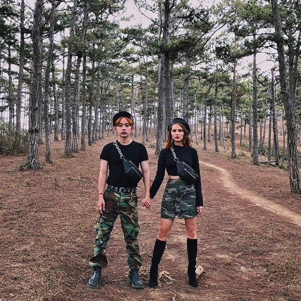 Nhìn những bức ảnh pose dáng cực fashion 'nắm tay nhau đi khắp thế gian' của cả hai, cư dân mạng không khỏi trầm trồ bởi thần thái như người mẫu của đôi bạn thân này.