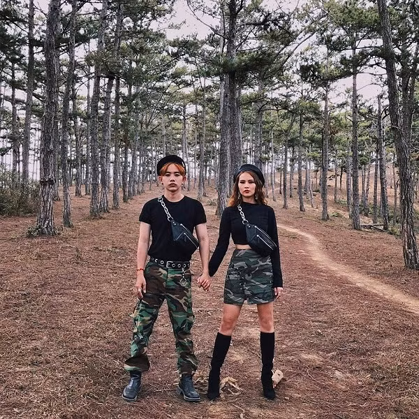 Nhìn những bức ảnh pose dáng cực fashion 'nắm tay nhau đi khắp thế gian' của cả hai, cư dân mạng không khỏi trầm trồ bởi thần thái như người mẫu của đôi bạn thân này.