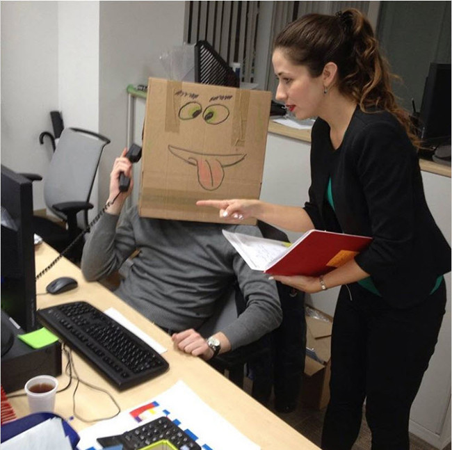 Chờ tí nhé anh đang bận "tán gái" chưa xong.