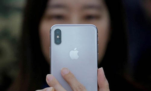 Một nữ nạn nhân ở San Francisco chia sẻ chuyện mình bị lừa như thế nào. Một kẻ lừa đảo giả dạng là quân nhân làm quen với cô trên mạng trực tuyến. Tên này ngon ngọt, dụ dỗ cô vào mối quan hệ tình cảm trực tuyến. Cuối cùng, nạn nhân vài lần chuyển tiền cho người này trước khi nhận ra mình bị lừa.