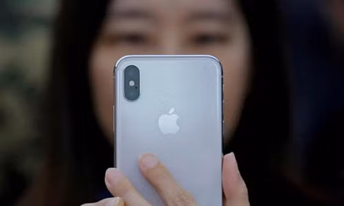 Một nữ nạn nhân ở San Francisco chia sẻ chuyện mình bị lừa như thế nào. Một kẻ lừa đảo giả dạng là quân nhân làm quen với cô trên mạng trực tuyến. Tên này ngon ngọt, dụ dỗ cô vào mối quan hệ tình cảm trực tuyến. Cuối cùng, nạn nhân vài lần chuyển tiền cho người này trước khi nhận ra mình bị lừa.