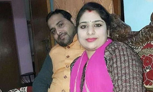 Anh Dwivedi cùng vợ là Deepika. Ảnh: CEN