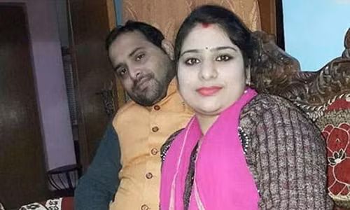 Anh Dwivedi cùng vợ là Deepika. Ảnh: CEN