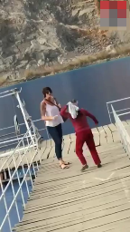 Người phụ nữ có hành động tấn công du khách nước ngoài.