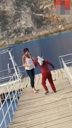 Người phụ nữ có hành động tấn công du khách nước ngoài.