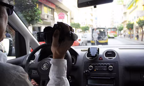 Bị phát hiện ngoại tình, nữ giám đốc trốn trong cốp xe sang Bi phat hien ngoai tinh, nu giam doc tron trong cop xe sang