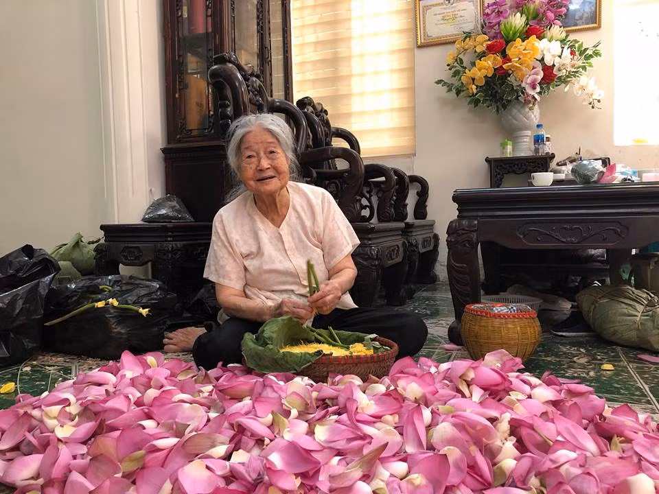 Bà Nguyễn Thị Dần là nghệ nhân làm trà sen cao tuổi nhất ở phường Quảng An, bà gắn bó với nghề khi mới 20 tuổi.