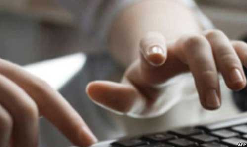 Có những đêm vợ tôi chat trên máy tính đến 4 giờ sáng (Ảnh minh họa)