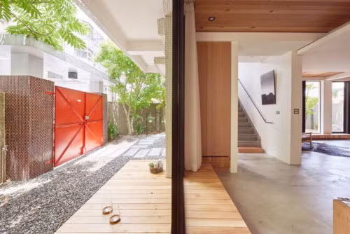 Khu vực tiếp khách bố trí một bộ sofa lớn nhìn ra không gian bên ngoài vô cùng thoáng và đẹp mắt. Xung quanh tầng 1 các kiến trúc sư cũng thiết kế các góc nghỉ ngơi để chủ nhà có thể ngồi đọc sách hoặc thư giãn.