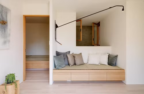 Không gian tầng 2 là phòng ngủ riêng của các thành viên. Thiết kế phòng ngủ cũng đơn giản và thống nhất. Tại các phòng ngủ đều có không gian cửa mở ra bên ngoài với cửa trượt bằng kính nhằm tận dụng tối đa nguồn sáng tự nhiên.