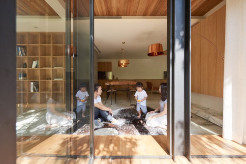 Chủ nhà là người thường xuyên tụ tập với bạn bè và gia đình nên kiến trúc sư đã thiết kế toàn bộ tầng 1 là phòng khách rộng lớn, phòng ăn, nhà bếp và khu vực đọc sách. Bức tường lớn tại tầng 1 đã được phá hủy để thay bằng hệ thống cửa trượt bằng kính trong suốt, giúp người ngồi trong nhà có thể nhìn ngắm cảnh quan bên ngoài, đồng thời tạo không gian mở để đón ánh sáng và gió tự nhiên vào trong căn phòng.