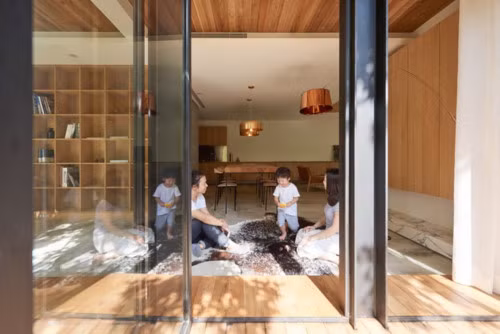 Chủ nhà là người thường xuyên tụ tập với bạn bè và gia đình nên kiến trúc sư đã thiết kế toàn bộ tầng 1 là phòng khách rộng lớn, phòng ăn, nhà bếp và khu vực đọc sách. Bức tường lớn tại tầng 1 đã được phá hủy để thay bằng hệ thống cửa trượt bằng kính trong suốt, giúp người ngồi trong nhà có thể nhìn ngắm cảnh quan bên ngoài, đồng thời tạo không gian mở để đón ánh sáng và gió tự nhiên vào trong căn phòng.