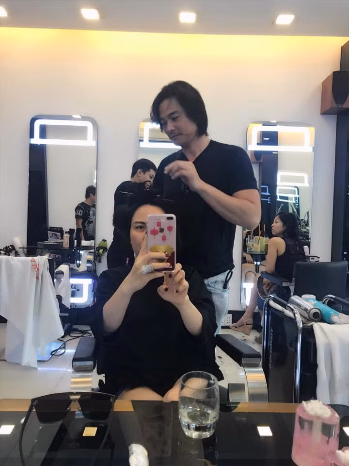 Tuy đây là một trong những lần hiếm hoi chia ảnh riêng tư lên mạng xã hội nhưng có thể thấy nam diễn viên Lôi Báo chăm sóc rất chu đáo cho người tình hơn tuổi. Cặp đôi thu hút sự chú ý khi không ngại thể hiện những cử chỉ quan tâm ở chốn đông người.