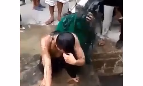 Cap doi ngoai tinh ngoi im cho dam dong doi nuoc cong vao nguoi