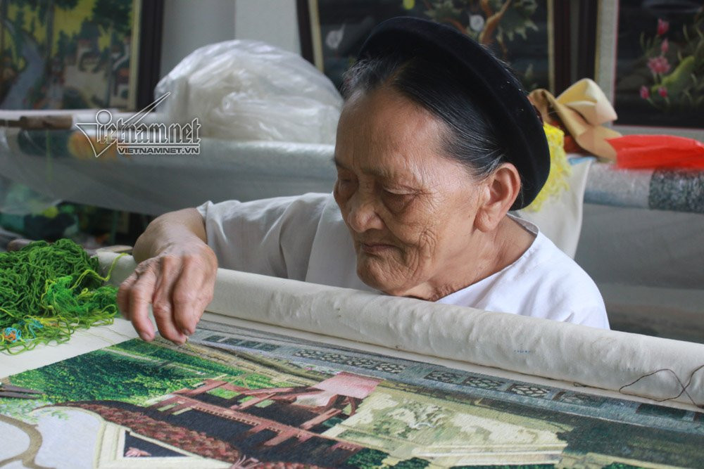 Ở tuổi 81, bà Hánh vẫn thêu nhanh tay thoăn thắt.