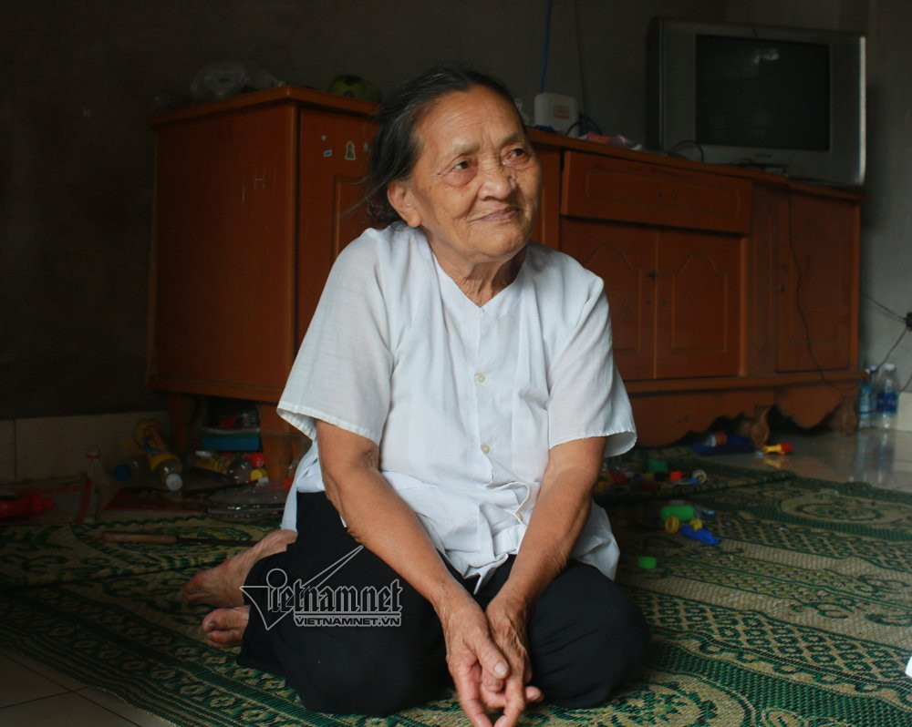 Bà Bùi Thị Hánh kể về đám cưới của bà ngày xưa.