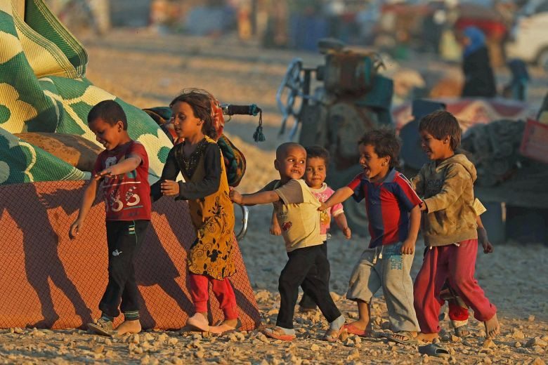 Trẻ em chơi đàu cùng nhau trong một tị nạn ở Ain Issa, Syria.
