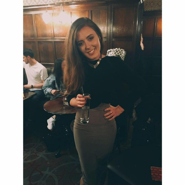 Không chỉ 1 lần mà đến 3 lần gã nhân viên phục vụ đã có hành vi quấy rối Mariah.