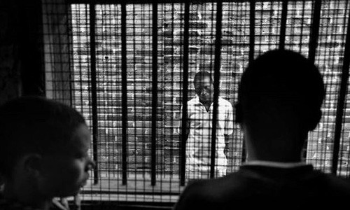 “Bo gia” hac am ngoi trong trai giam van khien hang loat “quy ba” sa bay