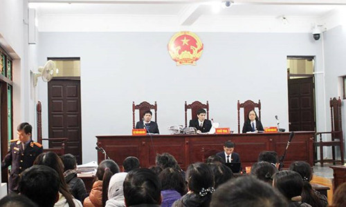 Khi luật sư đang đặt câu hỏi với nhân chứng, thì KSV tại phiên tòa bỏ ra ngoài. Chỗ ngồi của KSV bên trái bị bỏ trống. Ảnh: CHÂN LUẬN