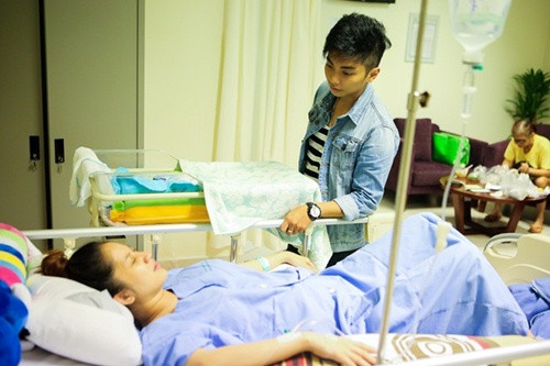 Phan Hiển chăm sóc vợ khi Khánh Thi sinh con đầu lòng.