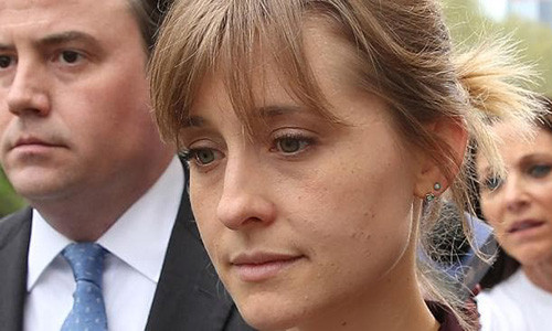 Nữ diễn viên Allison Mack bị cáo buộc mời gọi phụ nữ giao nhập giáo phái tình dục.