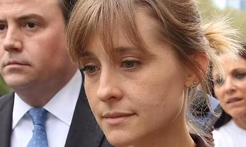 Nữ diễn viên Allison Mack bị cáo buộc mời gọi phụ nữ giao nhập giáo phái tình dục.