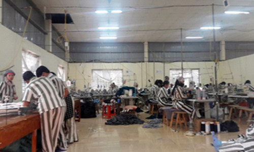 Các phạm nhân trong giờ lao động sản xuất.