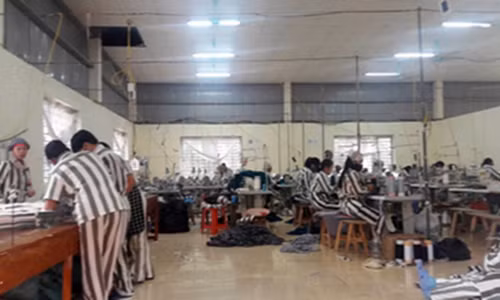 Các phạm nhân trong giờ lao động sản xuất.