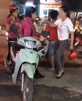 Bat gap bo nhi cua chong, vo tre chan duong dan mat danh ghen-Hinh-2