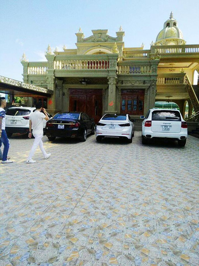 Chưa hết, người ta còn choáng ngợp hơn với dàn siêu xe sang chảnh, của chủ nhân ngôi biệt thự, chiếc nào cũng thuộc những thương hiệu xe đắt tiền.