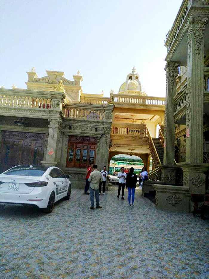 Được biết căn biệt thự này có tên là Thiện Soi, tại huyện Tân Thành, tỉnh Bà Rịa - Vũng Tàu.