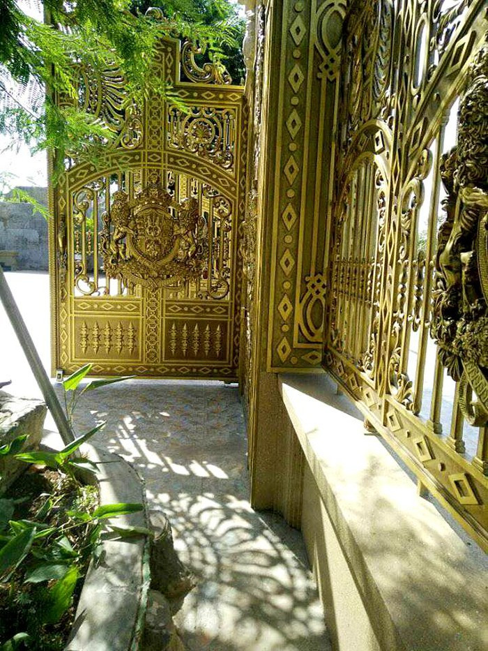 Hiện vẫn còn nhiều đồn đoán về giá trọ và danh tính của chủ nhân giàu có của căn biệt thự khủng này.