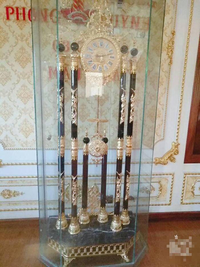 Với kiến trúc châu Âu vô cùng sang trọng, điểm nhấn là một chiếc đồng hồ phong cách châu Âu hoàn toàn làm bằng vàng cùng diện tích khủng nhưng dàn nội thất bên trong được dùng toàn gỗ sang xịn.