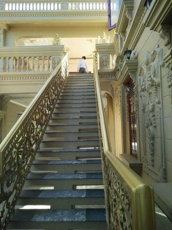 Tất cả các nơi trong căn biệt thự đầu được dát vàng, từ cổng chính, đến lang cang cầu thang hay những chi tiết nhỏ nhặt nhất trong nhà.