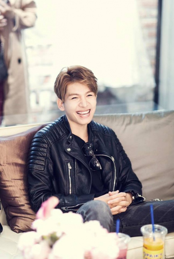 Ngay khi công khai tình cảm và tiến tới hôn nhân, Khởi My - Kelvin Khánh nhận được sự ủng hộ của đông đảo người hâm mộ. Thế nhưng nhiều người tò mò không biết cuộc sống của hai ca sĩ "lầy lội" nhất nhì Vbiz này sẽ ra sao sau khi kết hôn. Gần 1 năm sau ngày cưới, Khởi My và Kelvin Khánh vẫn thể hiện tình cảm theo cách riêng của mình. Trong khi Kelvin Khánh gọi vợ bằng thằng, khuyên fan nên làm bạn trước mới yêu. Vào đợt tháng 8 mới đây đây, Khởi My đã gửi lời chúc sinh nhật đến ông xã rất "bá đạo": "Ngon. Nhan sắc mãi trường tồn nhé người anh em của ta. Sanh thần vui vẻ",kèm theo đó là hình ảnh Kelvin Khánh cười tươi như "được mùa".