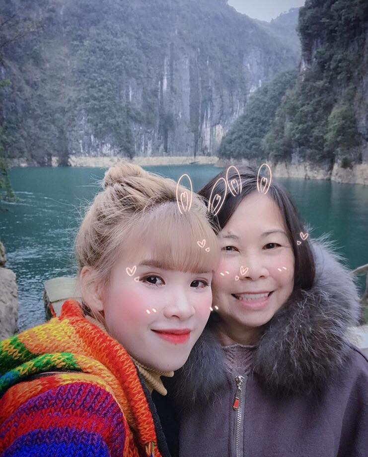 Khời My cũng dành nhiều thời gian ở bên mẹ mình sau khi lấy chồng.