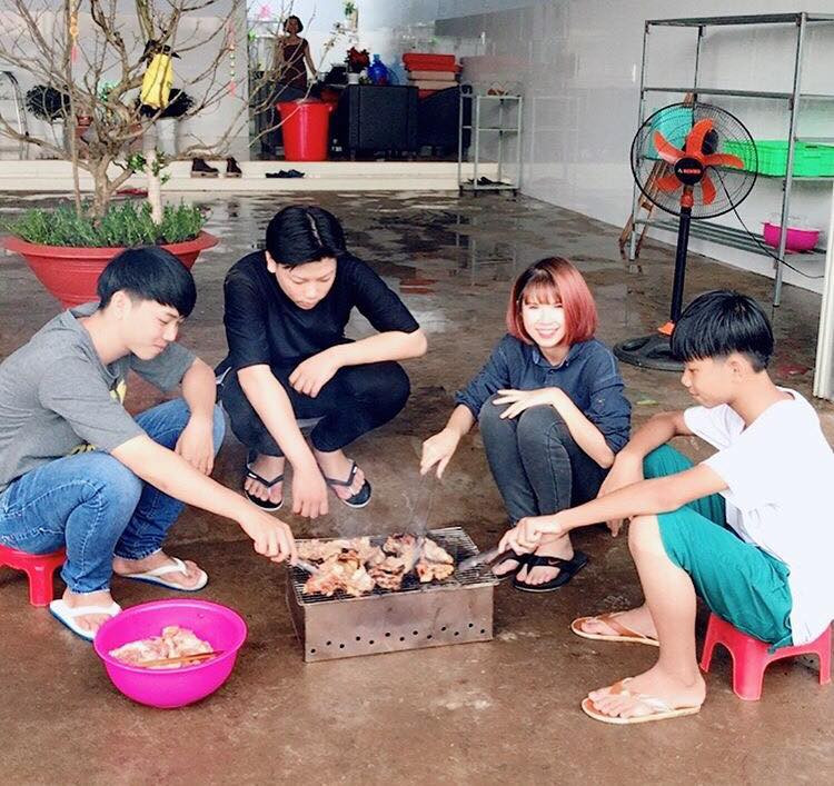 Ngoài ra, cặp vợ chồng nổi tiếng cũng thường xuyên tụ tập với bạn bè, người thân của mình.