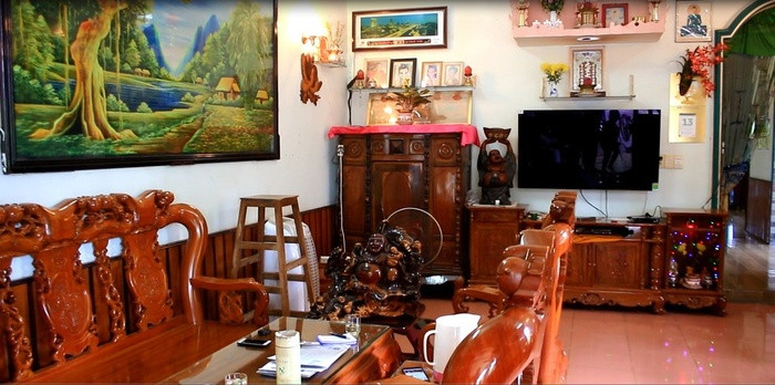 Ngôi nhà của gia đình nam cầu thủ được bày trí ngăn nắp và gọn gàng.