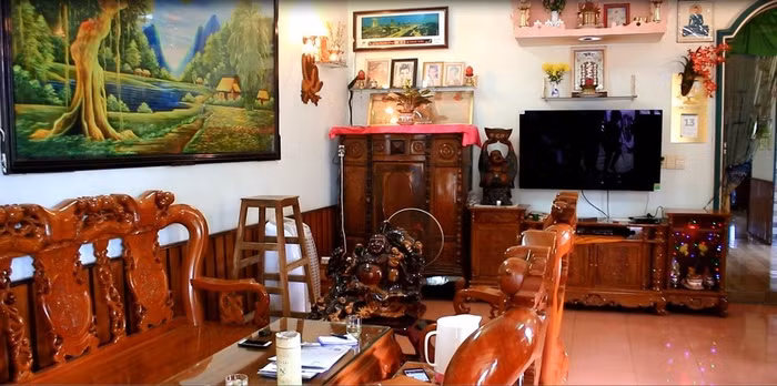 Ngôi nhà của gia đình nam cầu thủ được bày trí ngăn nắp và gọn gàng.