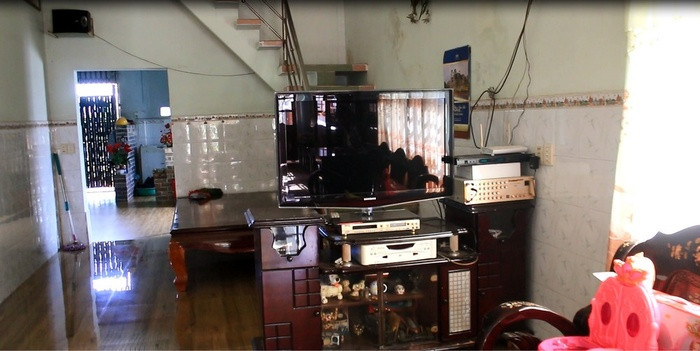 Không gian phía trong của ngôi nhà. Bà Kiều cho biết, một năm Duy về được đôi lần cho nên lúc nào bà cũng nhớ thương con. Thế nhưng, bà vẫn luôn an ủi và động viên con cố gắng hoàn thành nhiệm vụ ở Học viện và đội tuyển.