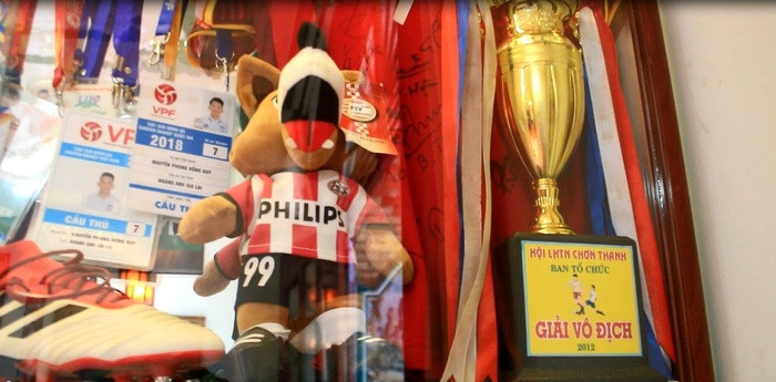 Những tấm huy chương được treo trong nhà của Hồng Duy. Đây là thành quả nhiều năm phấn đấu cho sự nghiệp bóng đá của nam cầu thủ.