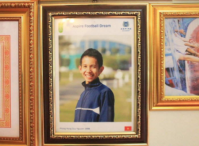 Bức ảnh được chụp khi Hồng Duy trong lần đến Qatar năm 2011 trước khi chính thức đầu quân cho Học viện Hoàng Anh Gia Lai. Nhớ lại hồi bé, bố Duy kể, Duy mê đá bóng từ tiểu học. Ngoài ra, cầu thủ sinh năm 1996 này còn bộc lộ năng khiếu ở nhiều bộ môn khác như môn chạy 100m, nhảy xa, nhảy cao, đá cầu...