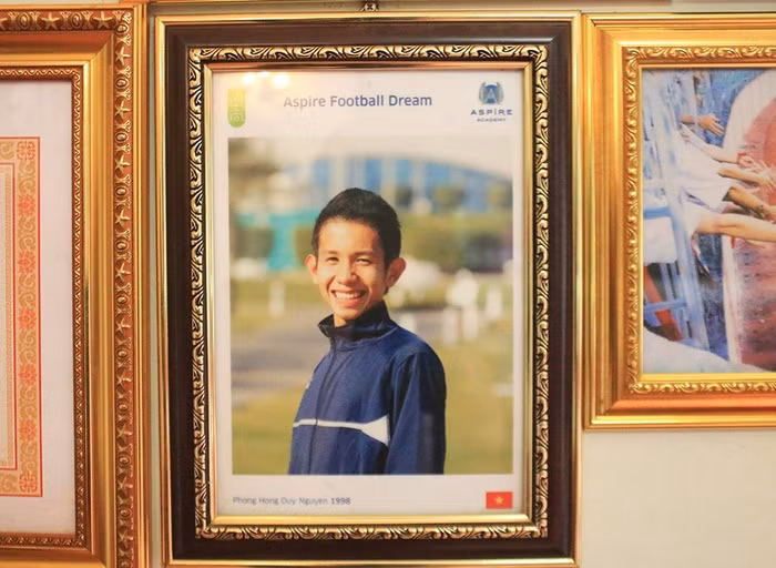 Bức ảnh được chụp khi Hồng Duy trong lần đến Qatar năm 2011 trước khi chính thức đầu quân cho Học viện Hoàng Anh Gia Lai. Nhớ lại hồi bé, bố Duy kể, Duy mê đá bóng từ tiểu học. Ngoài ra, cầu thủ sinh năm 1996 này còn bộc lộ năng khiếu ở nhiều bộ môn khác như môn chạy 100m, nhảy xa, nhảy cao, đá cầu...