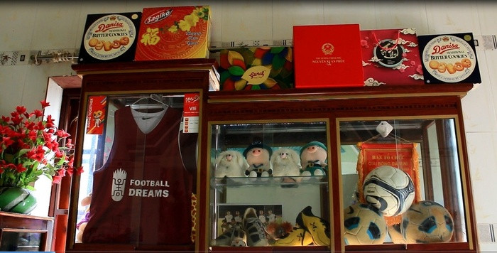 Góc trưng bày những quà tặng của người hâm mộ dành cho nam cầu thủ sinh năm 1996.