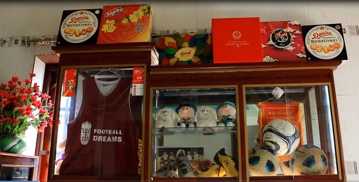 Góc trưng bày những quà tặng của người hâm mộ dành cho nam cầu thủ sinh năm 1996.