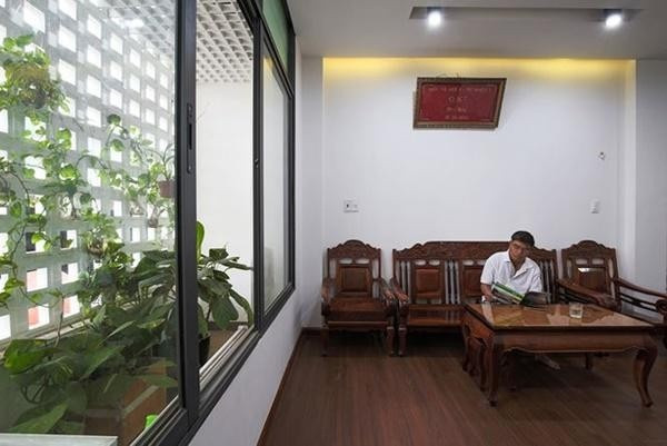 Khu sinh hoạt chung nhìn thẳng ra sân sau xanh mát là góc yêu thích của gia chủ.