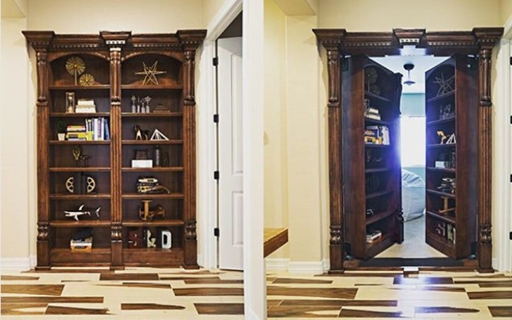 Biến cánh cửa phòng thành một giá để đồ, bạn sẽ tạo ra một căn phòng bí mật trong nhà mình.